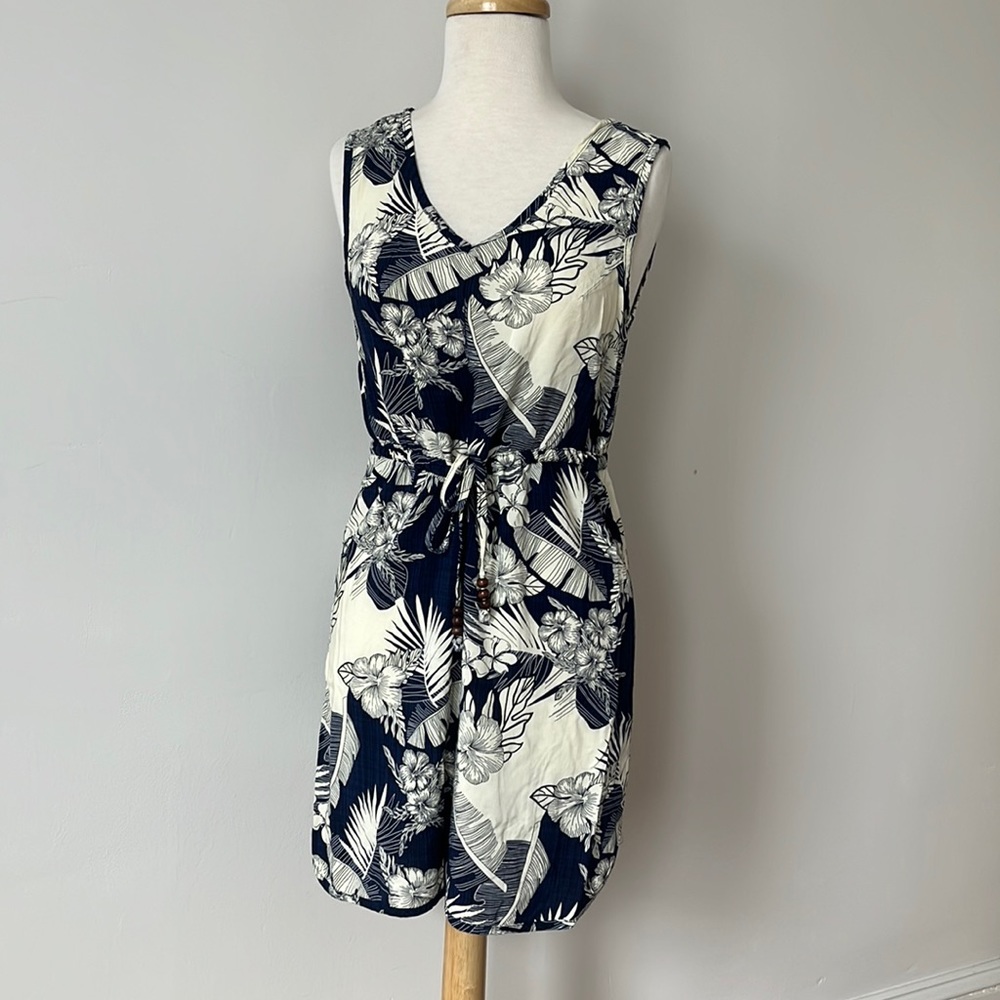 Hawaiian Dress with tie waist and wood bead detail